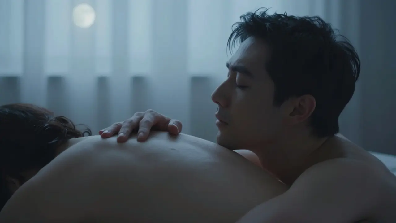 Ein Mann atmet ruhig während der Intimität, die Hand auf dem Rücken des Partners, Mondlicht fällt durch die Vorhänge.