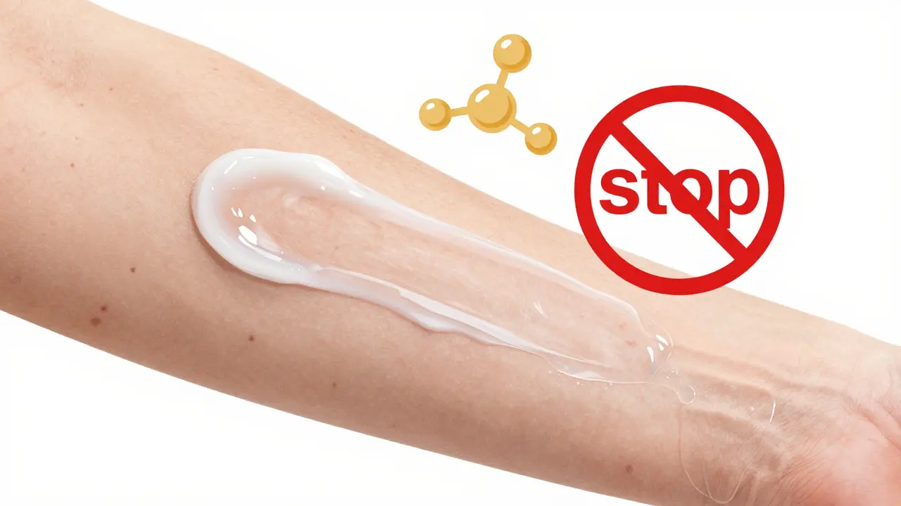 Gereizte Haut mit verstopften Poren unter einer dicken, fettigen Cremeschicht.