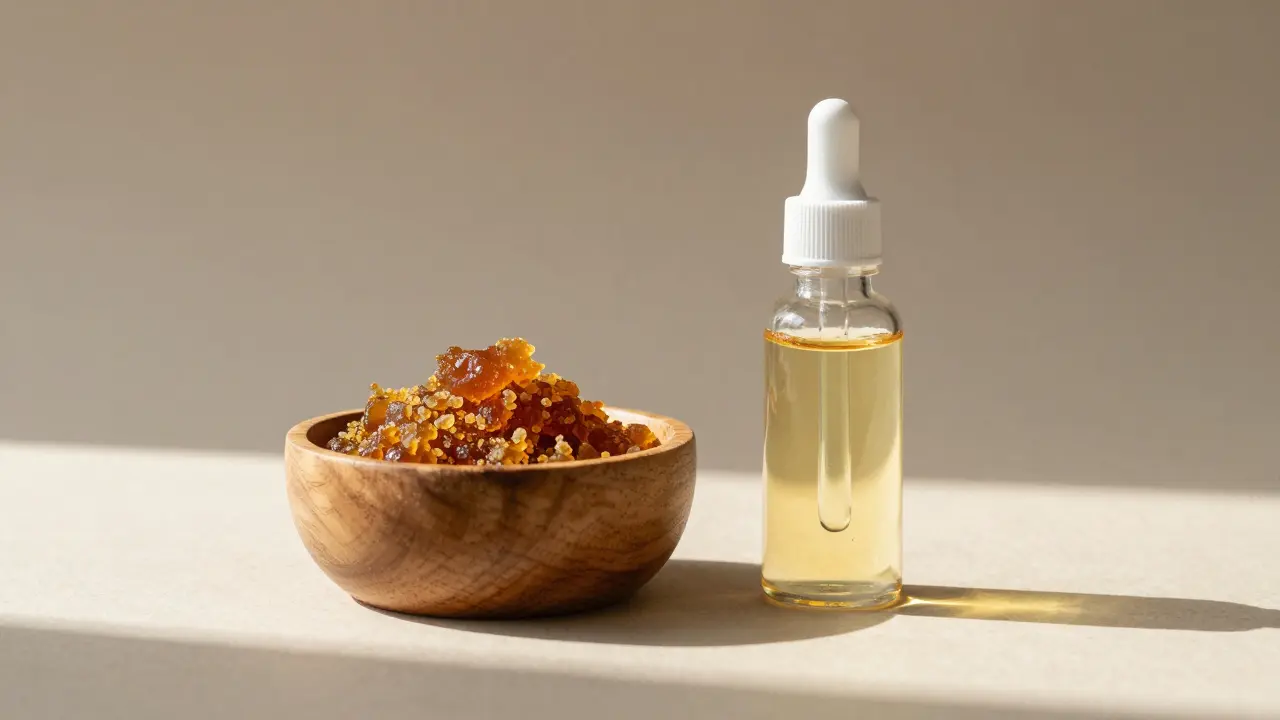 Holzschale mit CBG-Crumble neben einer Flasche CBD-Öl